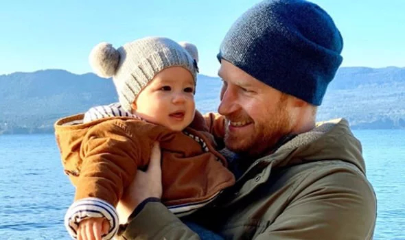 小阿奇是谁,阿奇小王子哈里