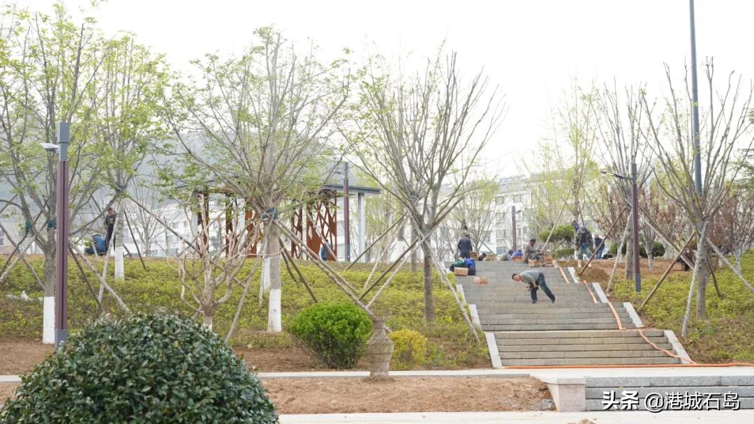 向坚守岗位的一线工人致敬,向坚守在户外的劳动者致敬