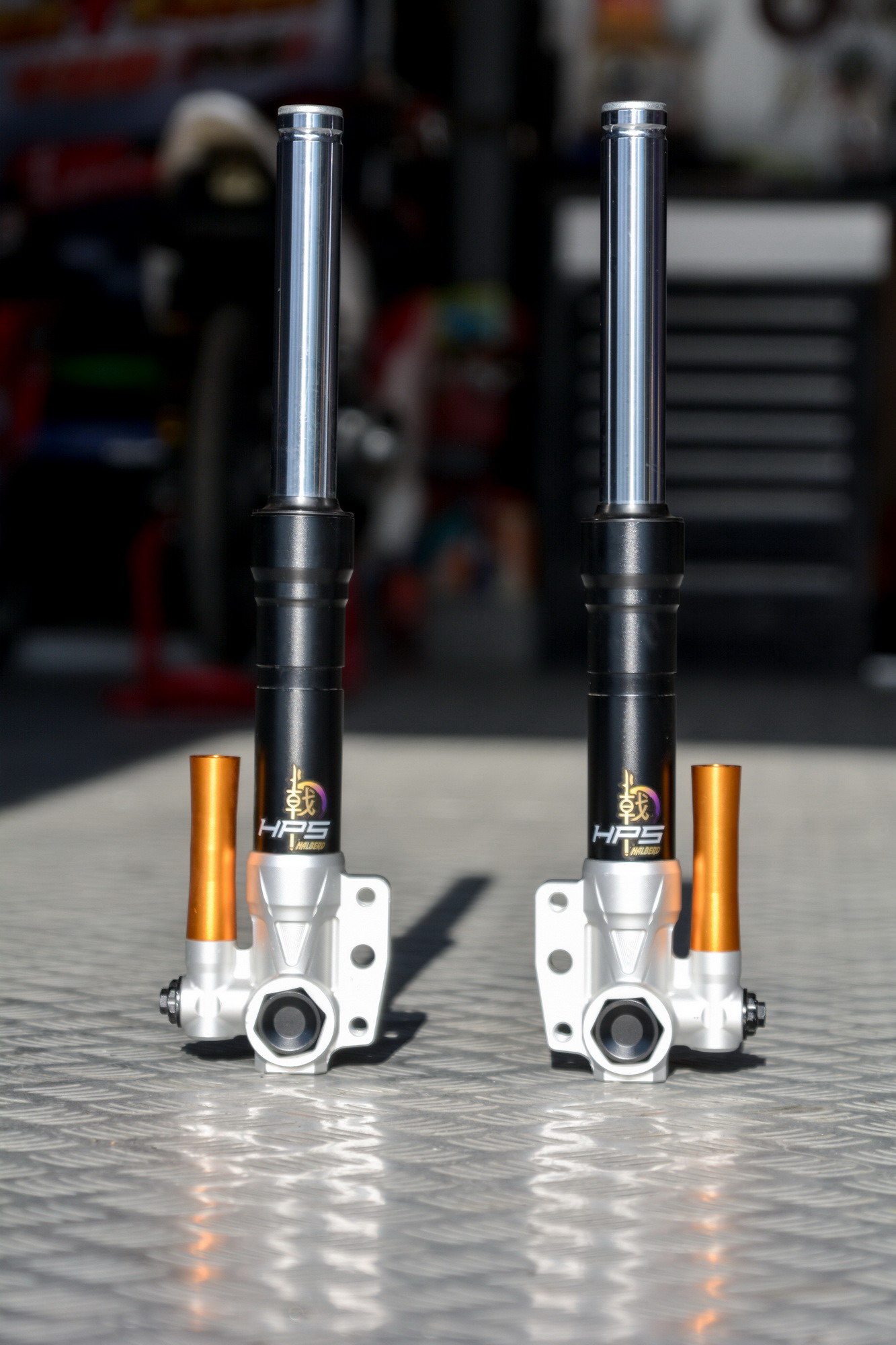 提高了稳定性与舒适度!野蛮公牛HPS前叉、XPS后减震