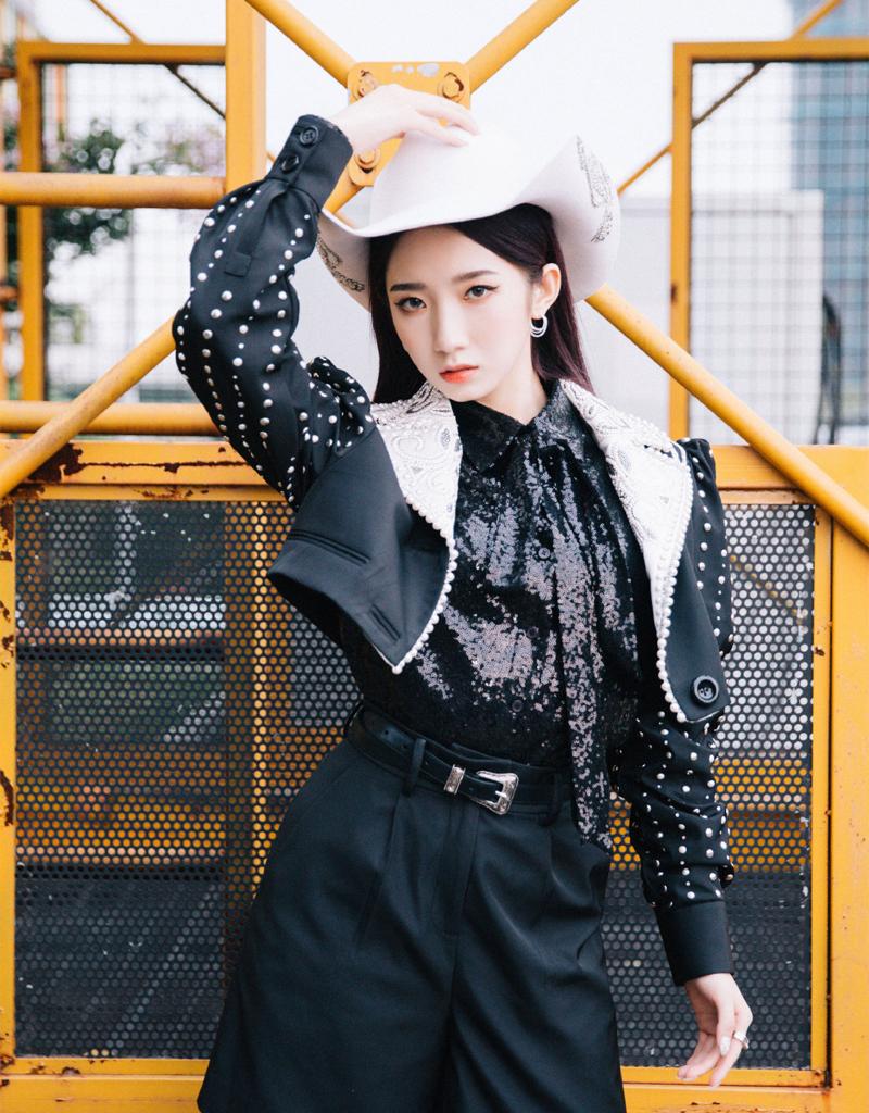 新中式皮衣内搭搭配才显高级,皮衣怎么搭配才显高级秋冬