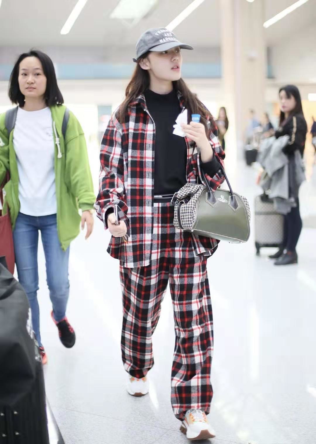 “垃圾分类包”已经失宠,今年冬天流行“千鸟格包”,实用又洋气