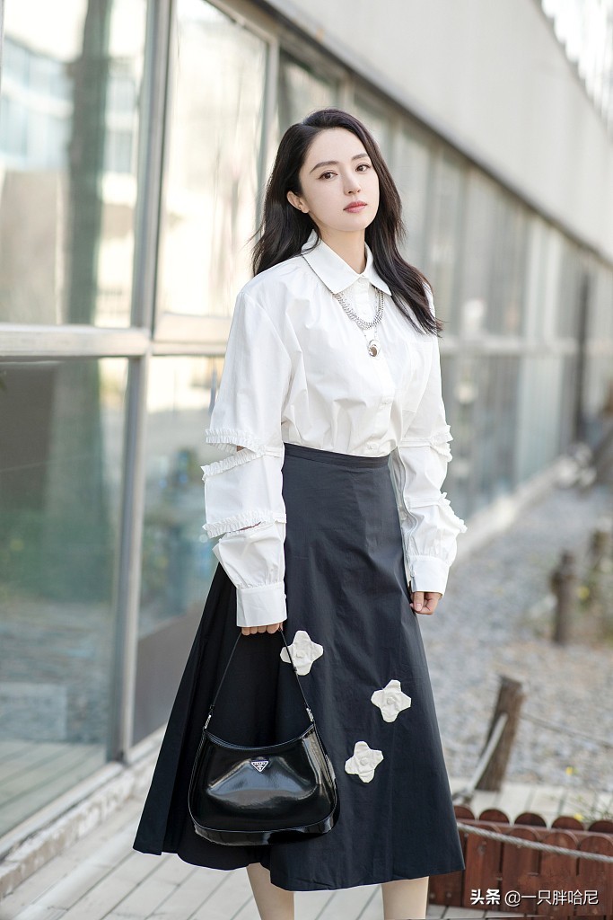 适合小个子穿的过膝裙子,最近很火的短裙子叫什么