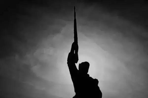 嫌工资低辞职光脚坐在火车站,成都市副市长辞职