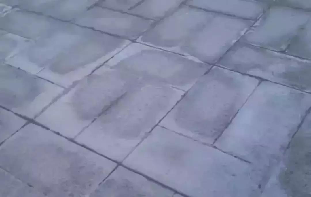 石材都需要做防泛碱处理,石材铺装泛碱如何处理