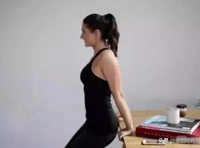 办公室站着练臀瑜伽体式,久坐不动如何瘦屁股