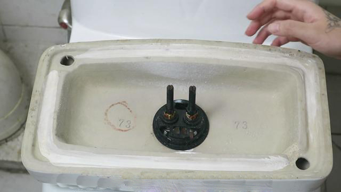 马桶坑内水位变低出水速度也很慢,马桶冲劲小下水慢水位低