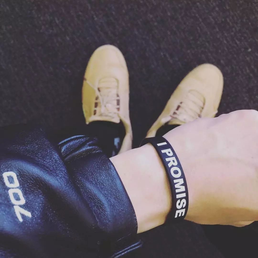 老了以后的白敬亭,白敬亭奶蓝小白鞋