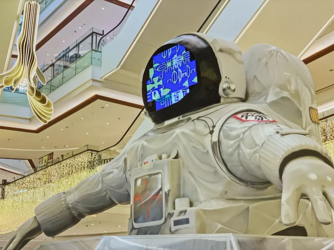 酷炫新地标！6m高巨型太空人登陆星城，开启未来进行时