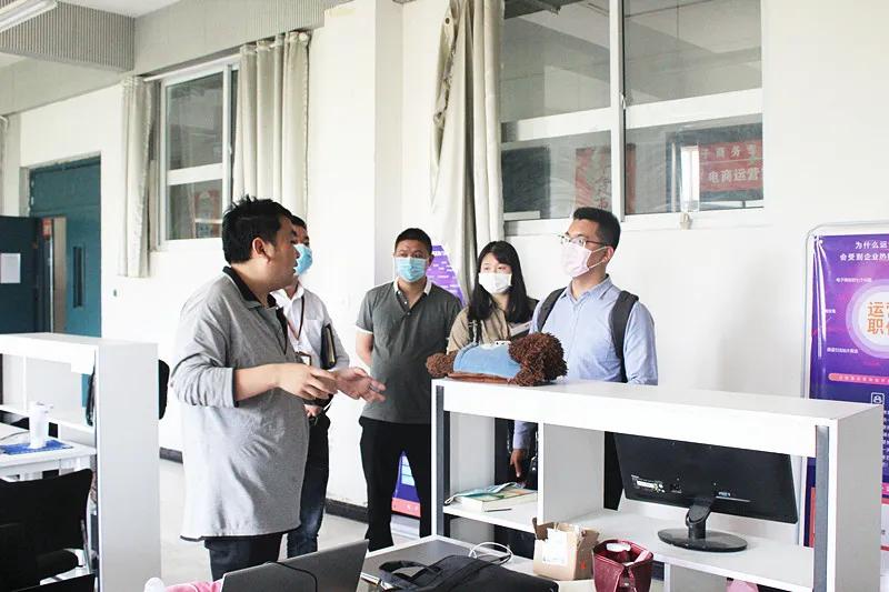 郑州易亚信息技术有限公司段长春总经理一行到我校洽谈交流