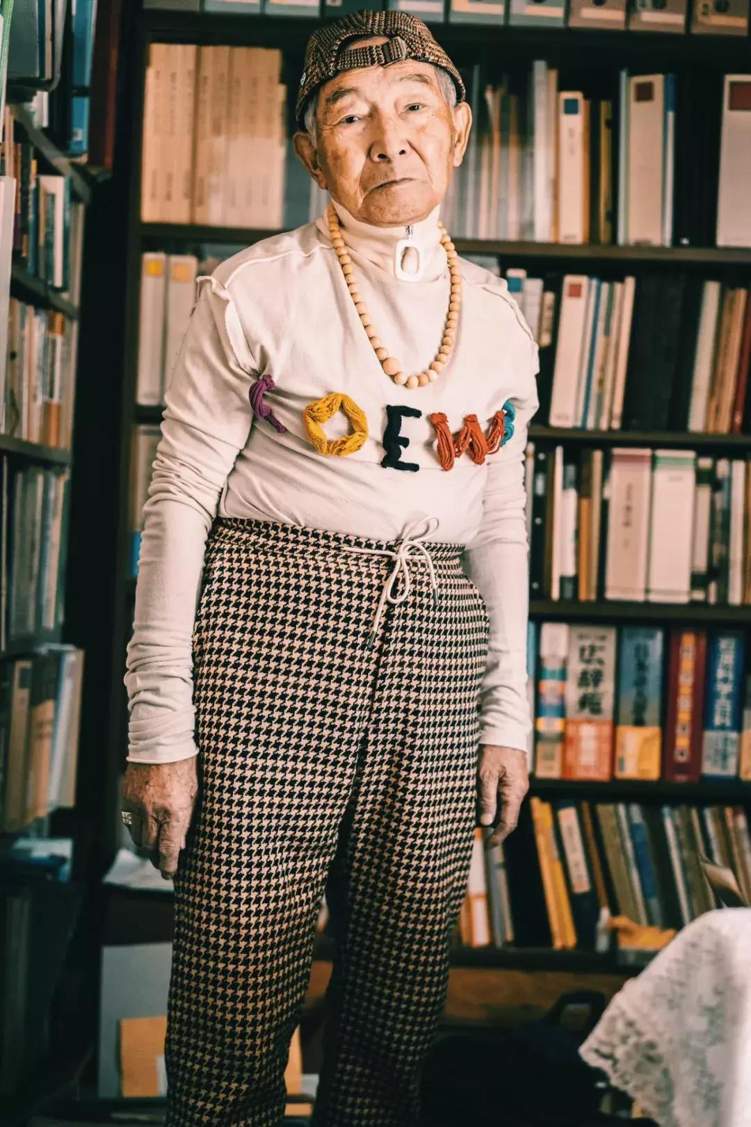 85岁大爷一觉醒来变25岁小伙,大爷变潮男视频