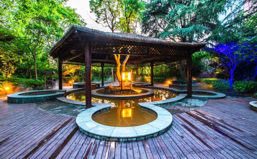 露天温泉小院精品,一房一厅庭院私家温泉