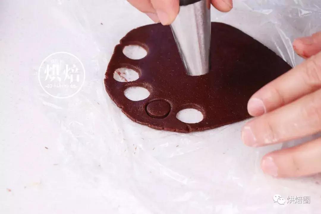 像这样把饼干皮覆在面包上就能烤出一大波孩子都爱的刺猬面包~