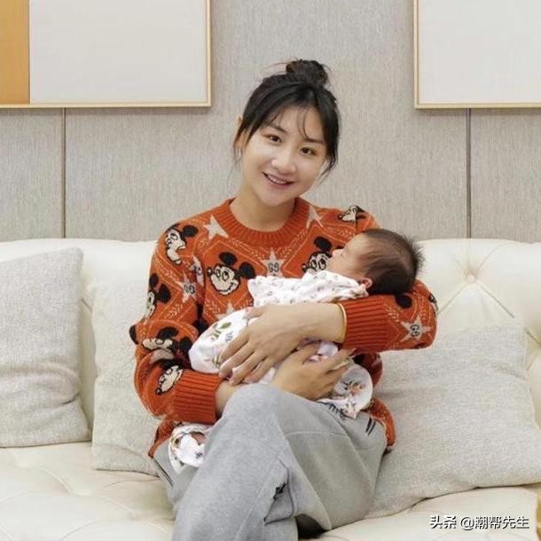 何雯娜一身穿搭,何雯娜晒全家福身材高挑漂亮