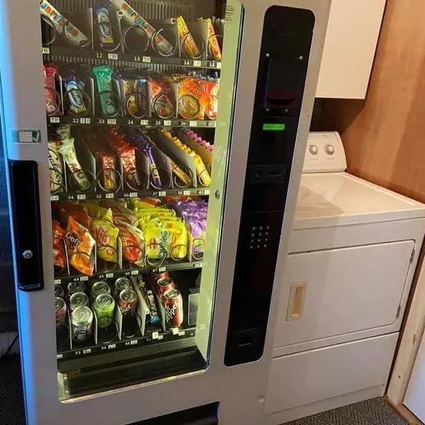 为防孩子吃太多零食,英国机智母亲买了台自动售货机回家