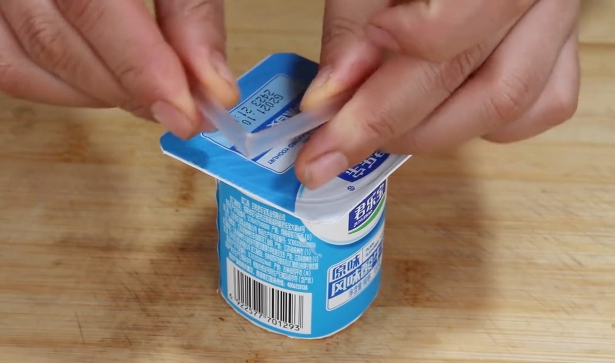 今天才知道酸奶盒上有个小机关,酸奶吸管的小妙招