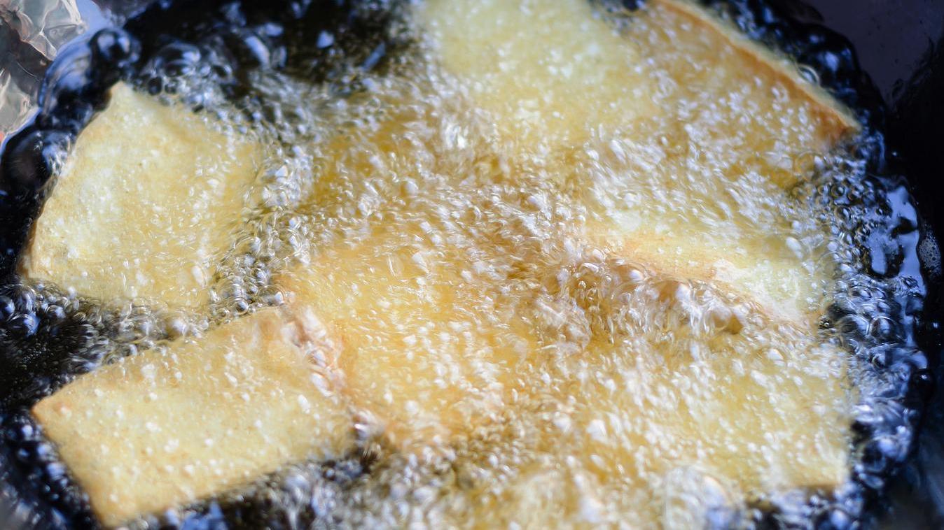 油炸豆泡块怎么做才好吃,如何炸豆泡又酥又软色又深