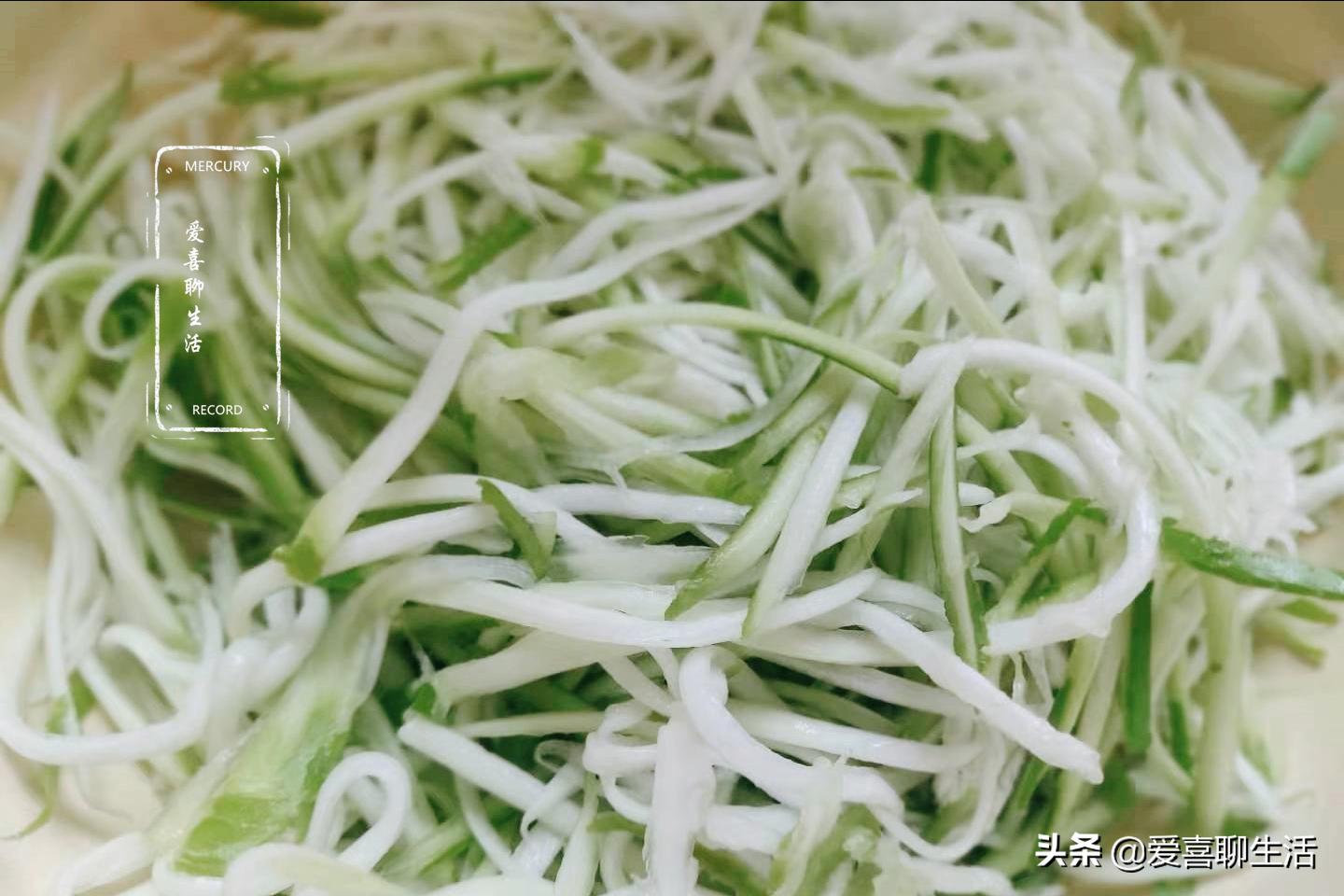 夏至后这菜正当季，买来擦丝加花生一起拌，酸香开胃，天热吃真爽