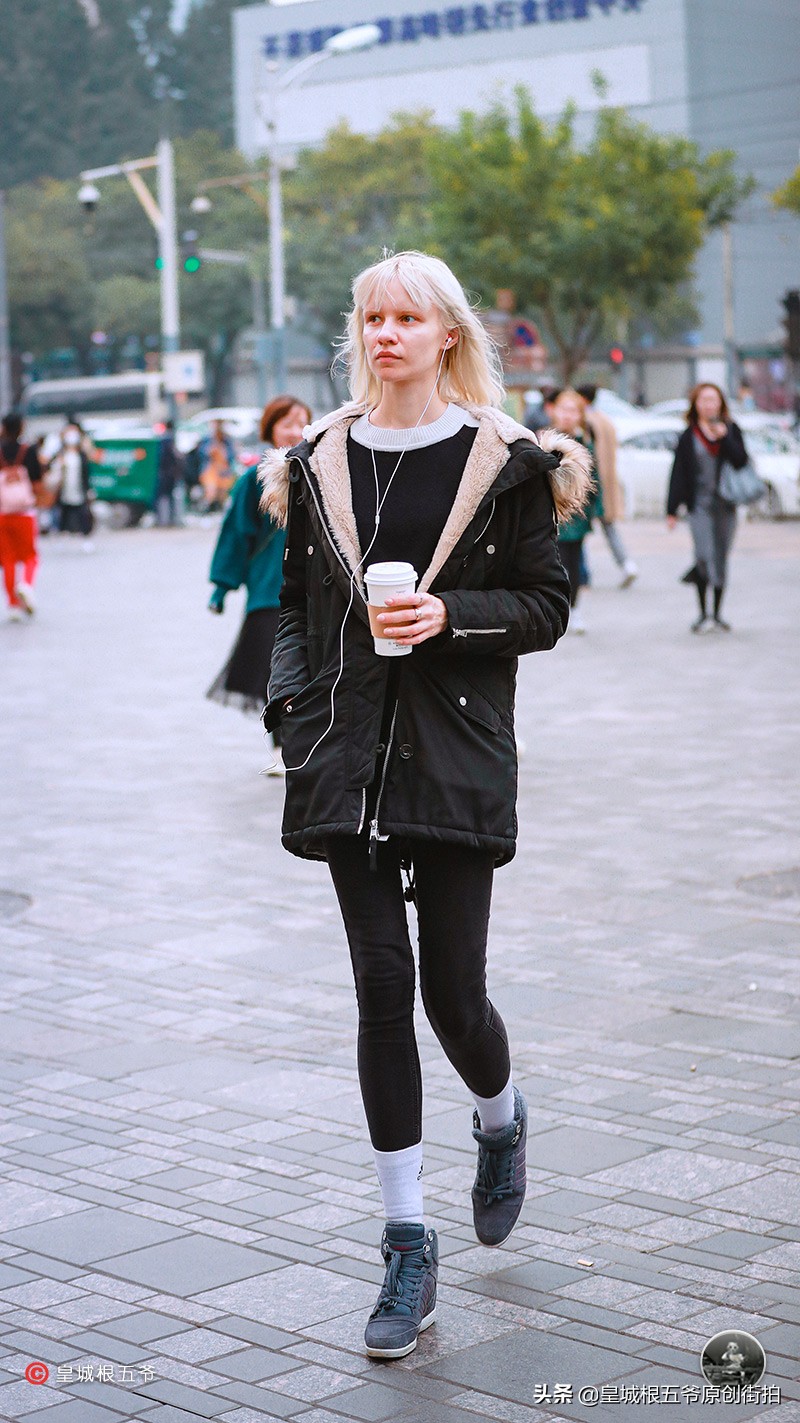 时尚可以衬托出你的美,时尚是一种使人们与众不同的东西