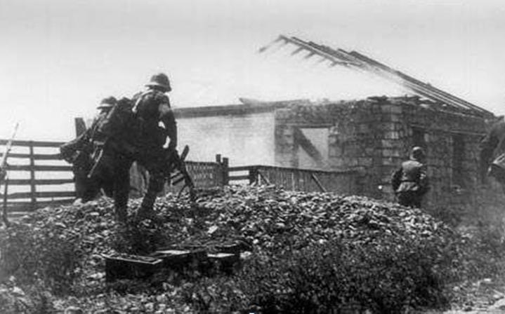 每节密封车厢塞两百犹太人，塞满两列火车，开向哪？当然是地狱