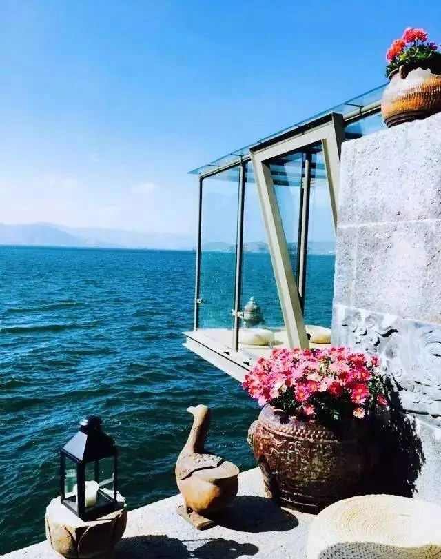 杨丽萍在洱海的太阳宫价值多少钱,洱海杨丽萍太阳宫旁边的卢氏豪宅