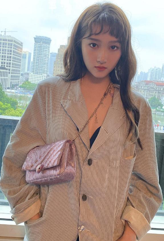 今年秋冬最火的3款卷发秒变仙女,适合30-35岁女性的卷发造型推荐