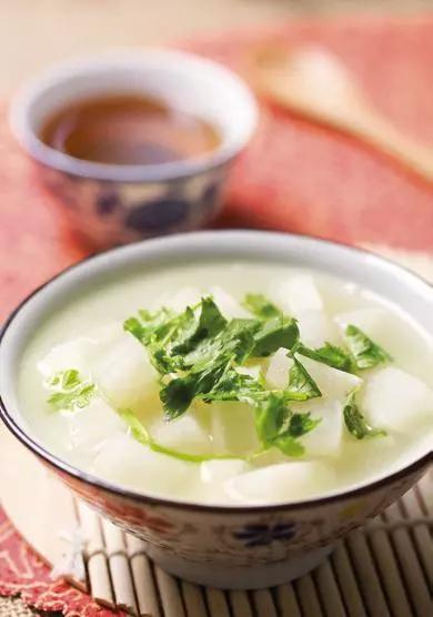 剖腹产妈妈需要吃鸡鸭吗,剖腹产妈妈吃鲫鱼汤