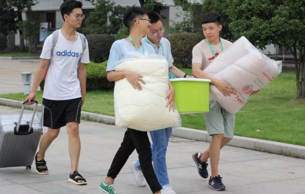 大一新生买被子需要注意什么,大学开学被子自己买还是学校买