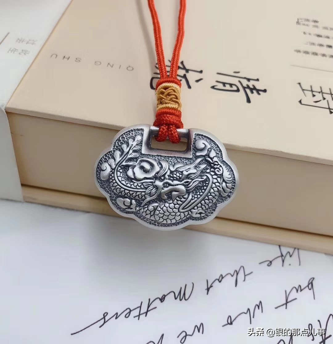 长辈送的银锁能送人不,小银锁可以自己买给自己戴吗