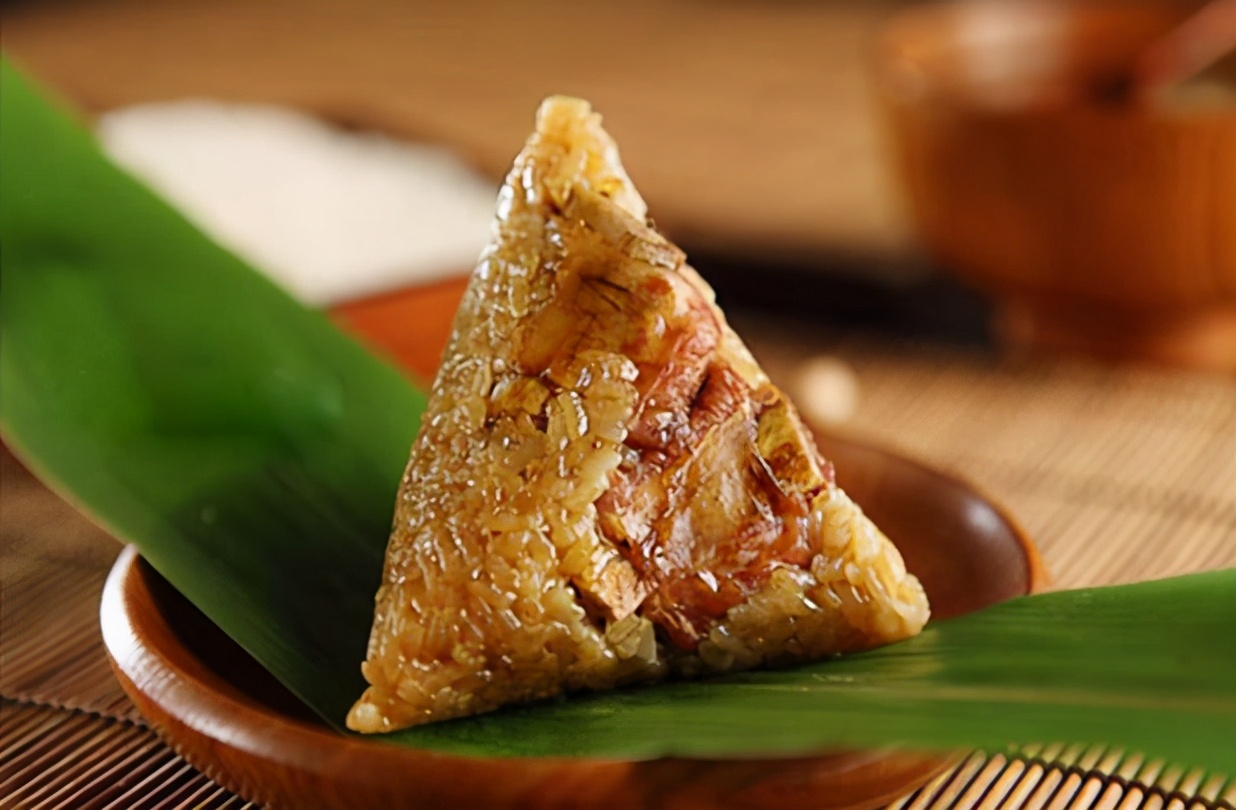 肉香粽子的家常做法,肉香蛋黄粽子