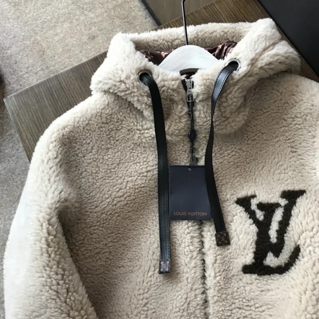 lv发布曼巴羊羔,lv中国首发皮毛一体皮衣