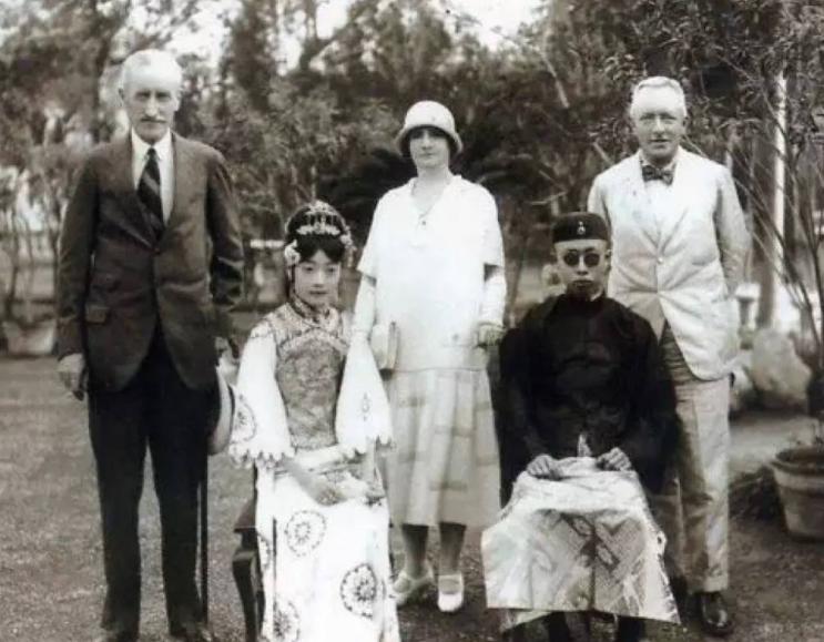 末代皇帝婉容出轨是哪一集,婉容用的烟枪