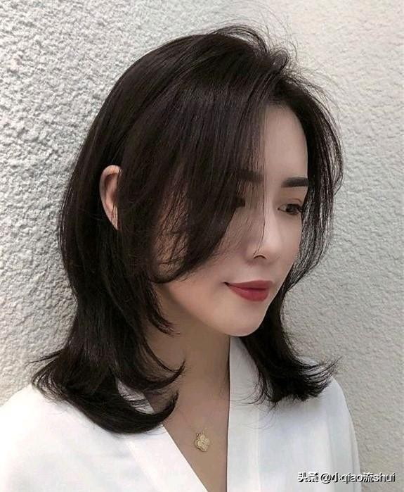 圆脸女锁骨好看还是齐肩发好看,齐肩锁骨发大圆脸适合什么头发