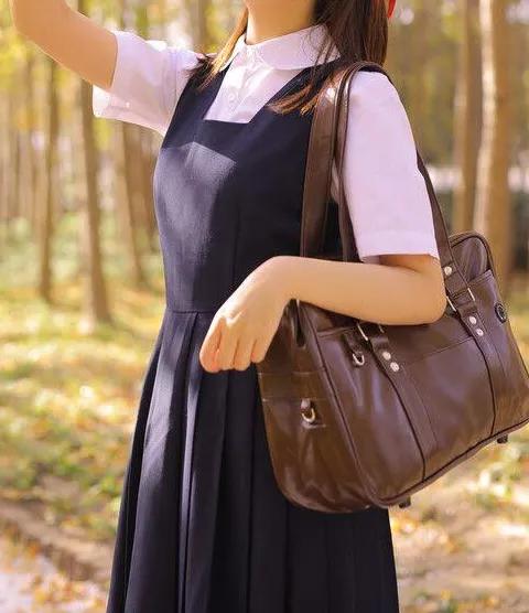 超减龄穿搭法则被杨超越狠狠拿捏,杨超越水手服穿搭