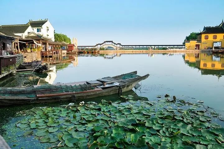 我喜欢去古镇，喜欢它那安详而宁静的气息