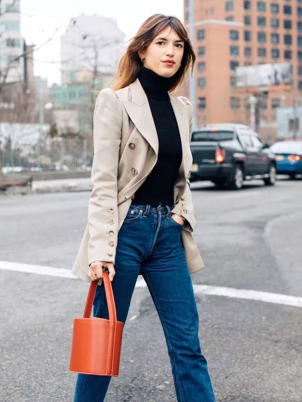 会背奢侈品包包,会背水桶包的人