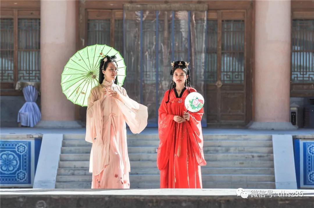 敦煌鸣沙山下百花争艳,甘肃敦煌鸣沙山下杏花枝头春意闹