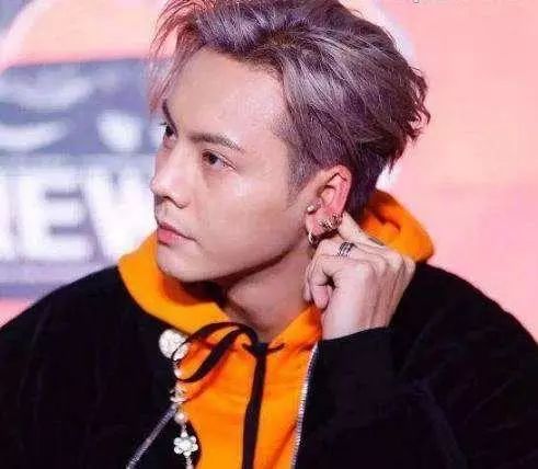 陈伟霆戴耳钉视频,陈伟霆黑色耳钉