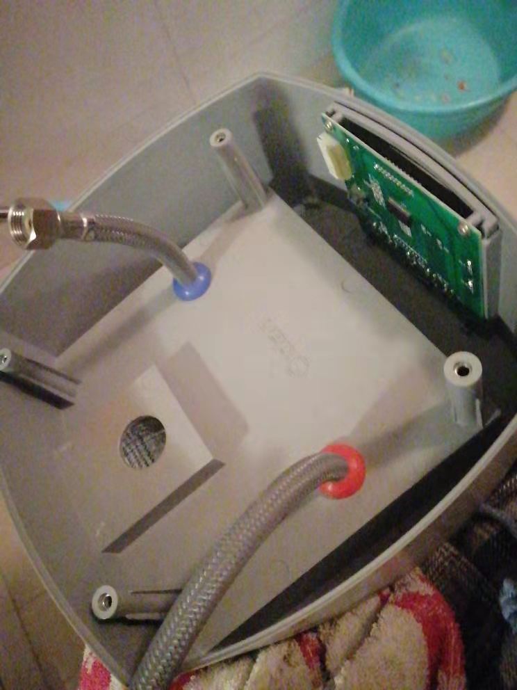 奥特朗储水式电热水器镁棒拆解,奥特朗hdsf402-55更换镁棒流程