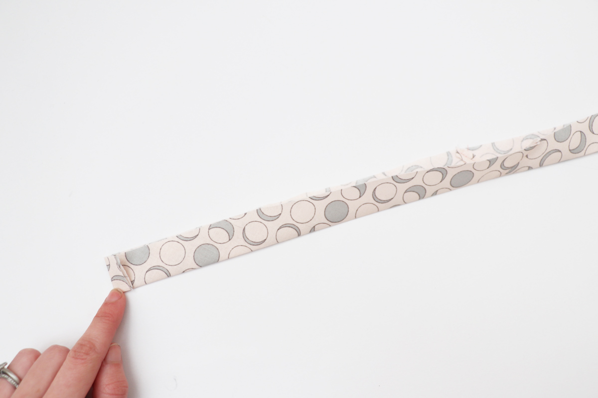 领口和领子的缝合方法,v领领口中间有三针平针缝合方法