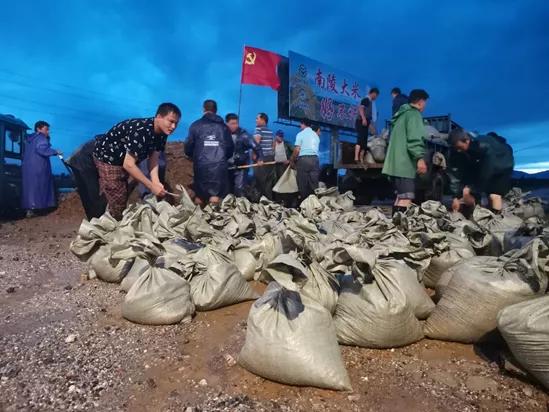 寒夜中有你们逆风而行的身影,逆风而行风雨中的身影