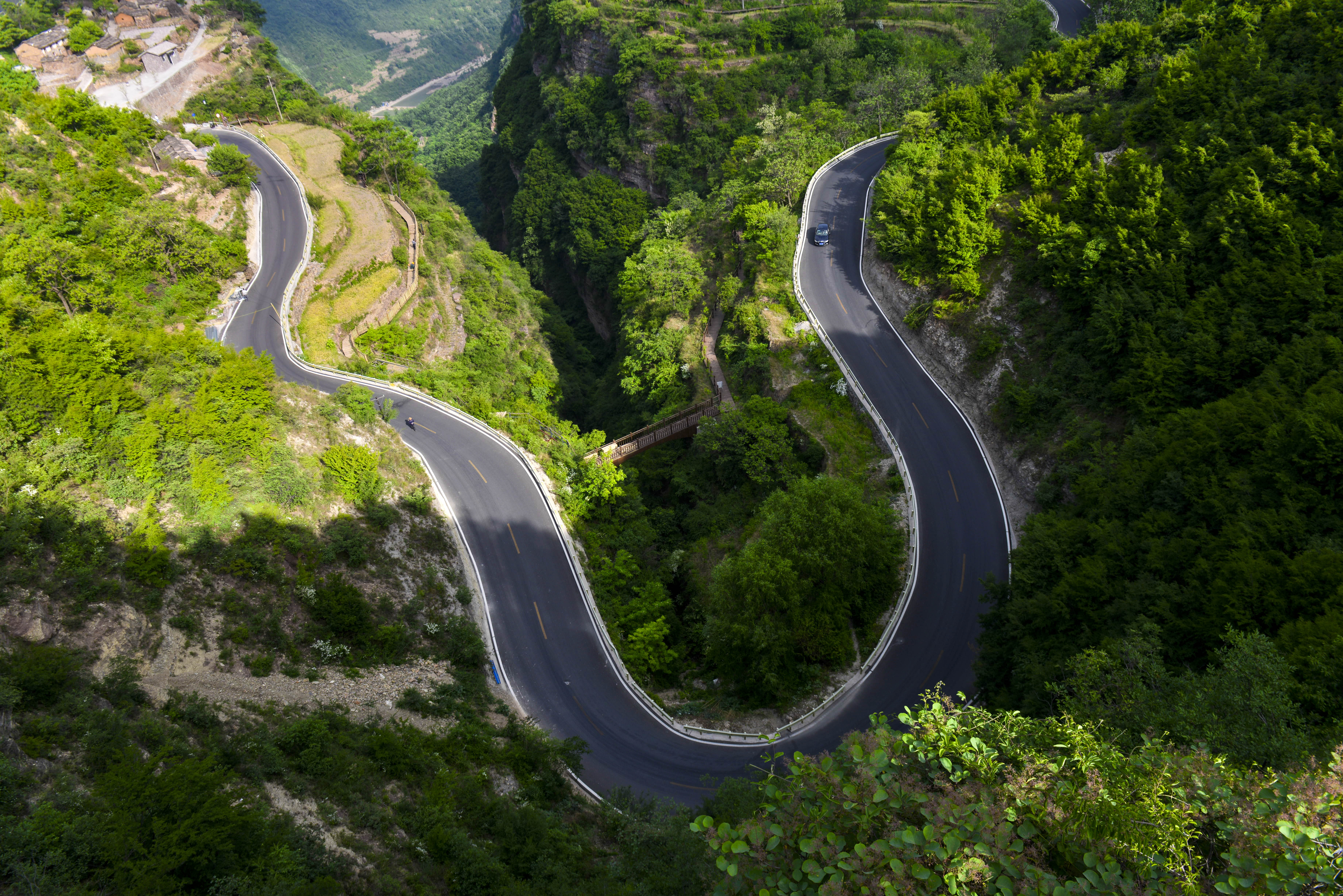 来到这里，我承认我腿有些软，但我还是痴迷于它的美