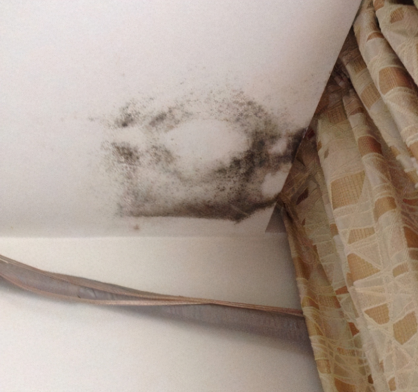 天花板掉皮解决方案,天花板掉皮可以贴什么处理