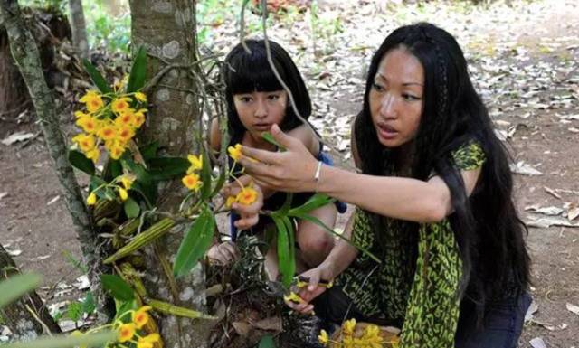 29岁不当记者，追随德国老公守护雨林，两女儿宛如天使，可不上学