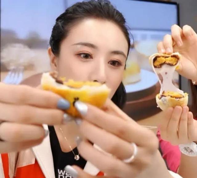 吴昕薇娅直播带货,3分钟狂卖6400份,薇娅:是不是要抢我饭碗?