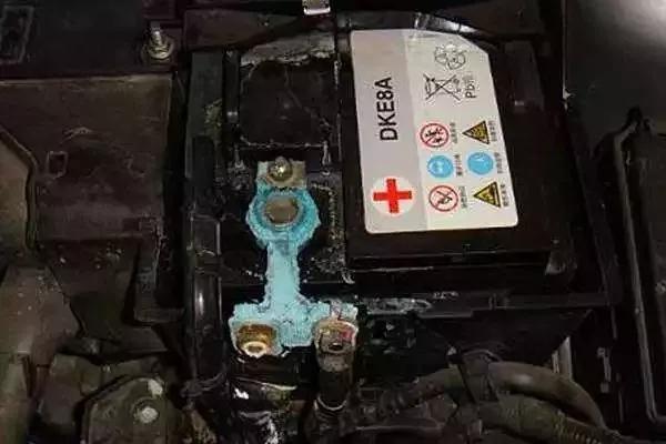 汽车电瓶轻微漏液会自燃吗,蓄电池漏液在不在质保范围内