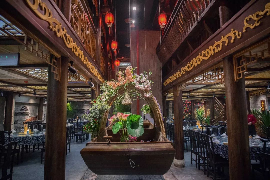 人均60的餐厅带舞台,60人一桌的餐厅