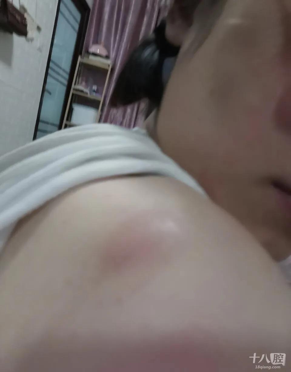 可恶！浙江一姑娘被男友家暴，按在地上打了十多分钟，视频曝光