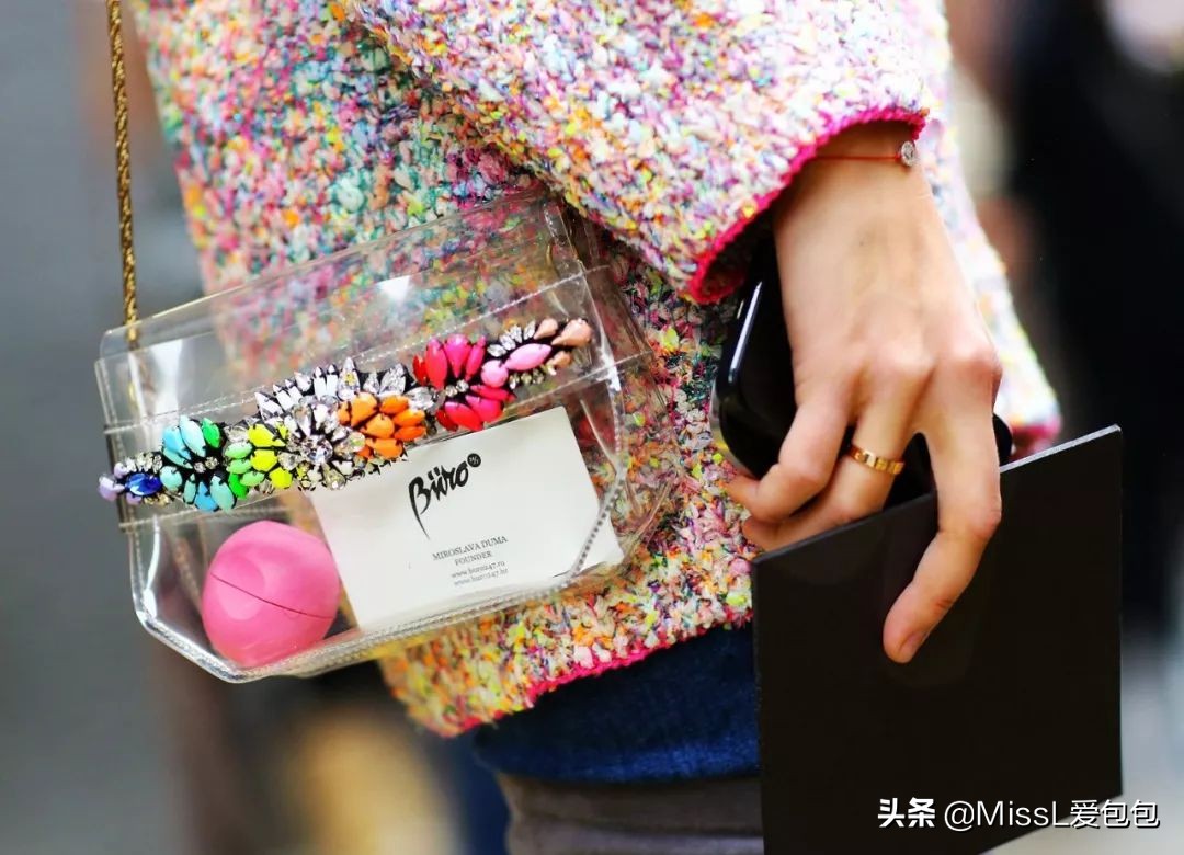 下雨天适合背什么牌子的奢侈品包,下雨天能背的lv包有哪些