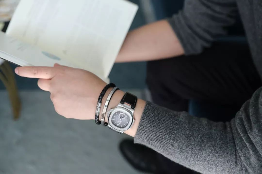 瑞典皇家配饰品牌,几百块戴出万元质感,金色手镯男女戴都好看