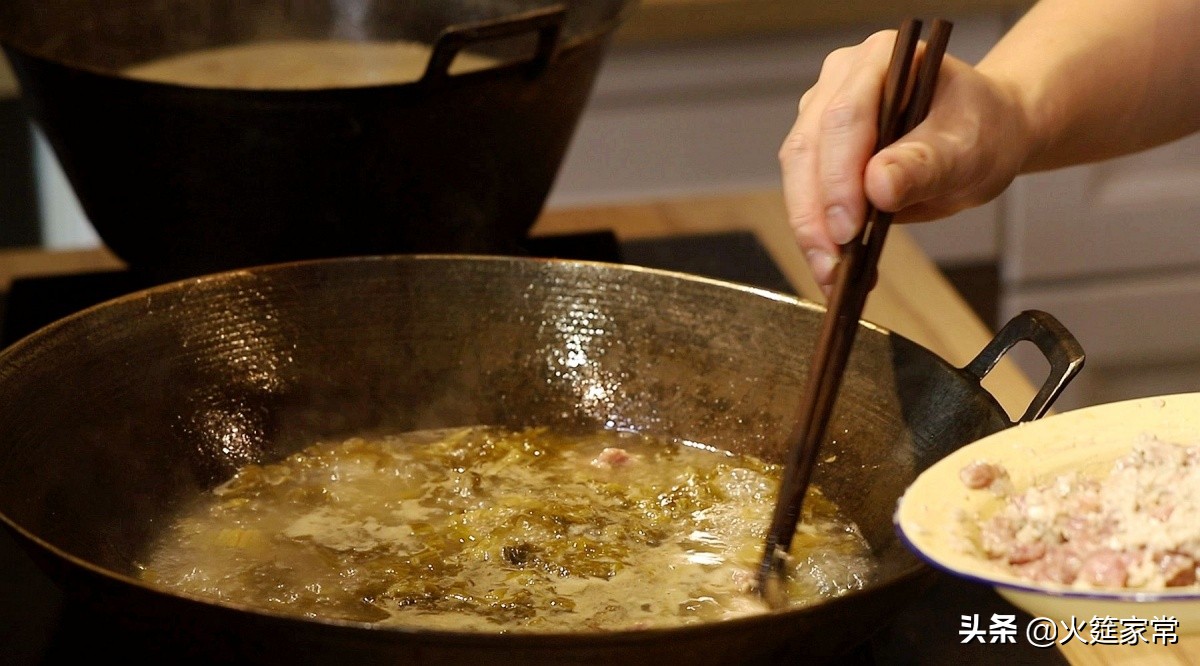 酸菜滑肉汤,老师傅教你肉片爽滑鲜嫩的小窍门,一学就会